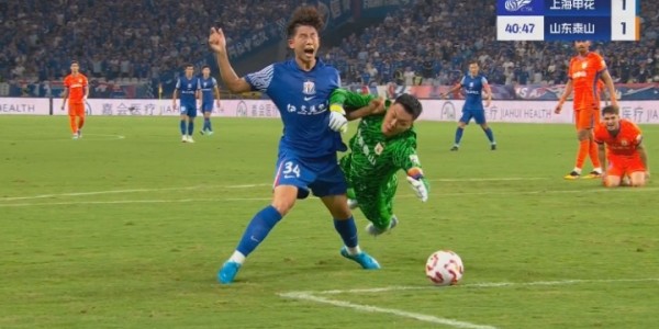 刘诚宇抢出机会被放倒！王大雷扑救抢球送点，吴曦点射破门！